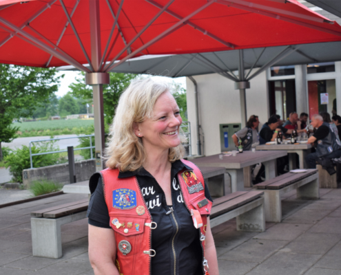 Fotografie Red Knights Germany 1 Visit CH 1 beim gemeinsamen Grillen Ansicht CH-Member Harleybiene